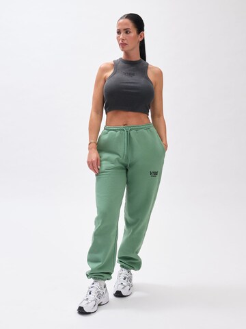 V!BE STUD!OS - Tapered Pantalón en verde