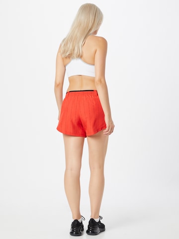 NIKE Regular Sportbroek in Rood