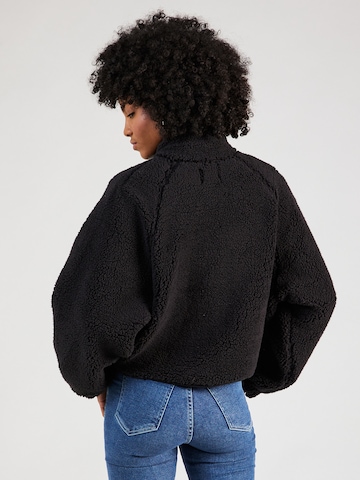 Jachetă  fleece de la BDG Urban Outfitters pe negru
