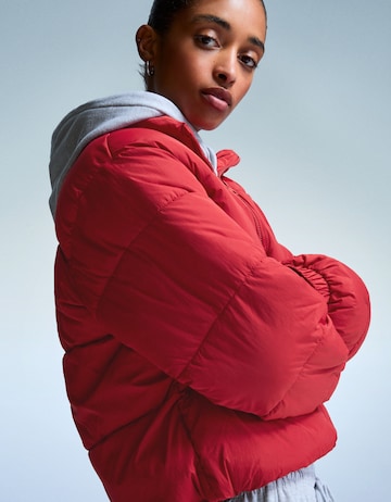 Bershka Winterjas in Rood