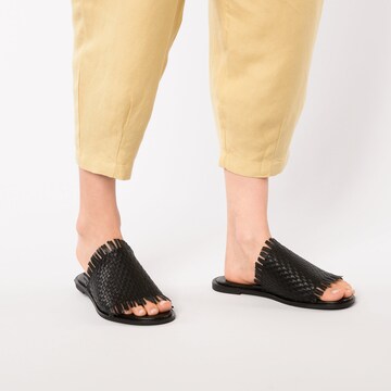 INUOVO Mules in Black