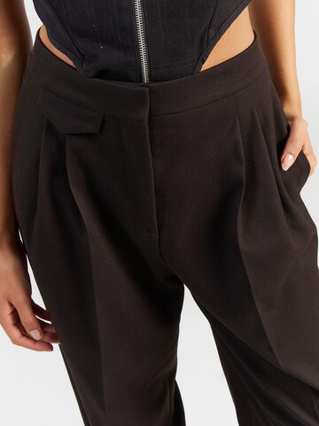 Loosefit Pantaloni con pieghe 'Helepher' di HUGO in marrone