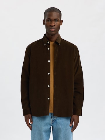SELECTED - Ajuste regular Camisa 'SLHDANNI' en marrón: frente