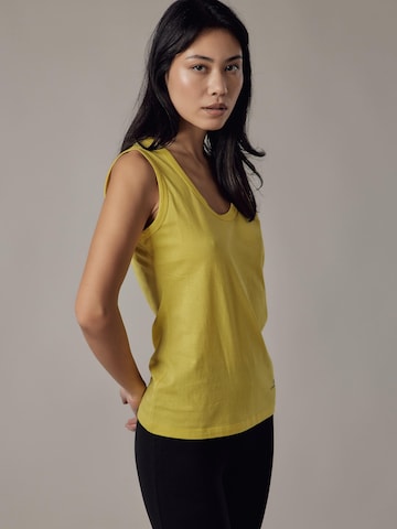 Maglietta 'Canotta Spalla Larga' di OWN Off With Nature in giallo