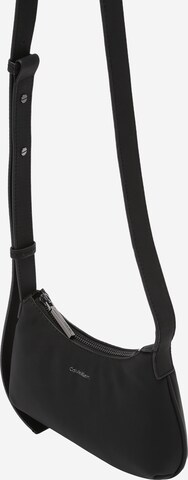 Calvin Klein Taška cez rameno - Čierna