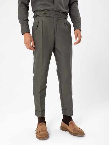 Coupe slim Pantalon Antioch en gris : devant