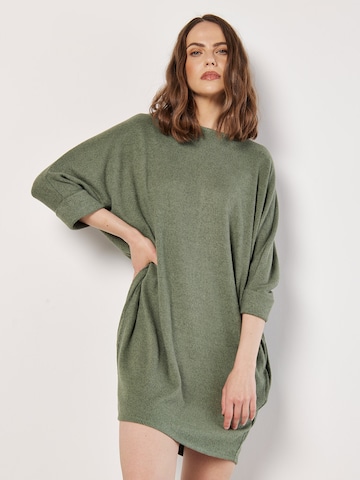 Robe Apricot en vert : devant