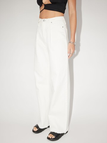 Wide Leg Jean à pince 'Greta Tall' LeGer by Lena Gercke en blanc : devant