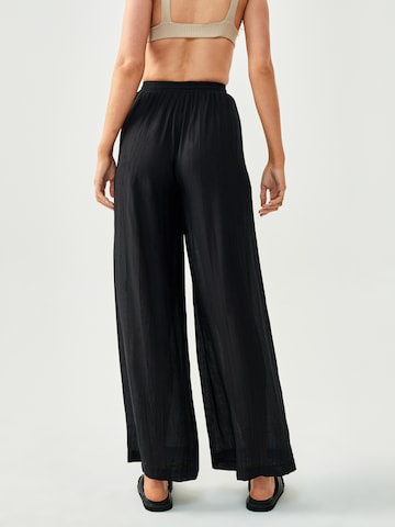 Wide leg Pantaloni 'CASEY' di St MRLO in nero: dietro
