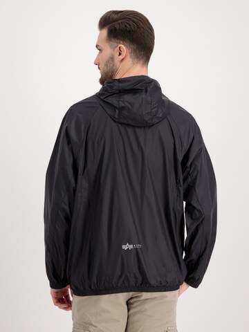 ALPHA INDUSTRIES Демисезонная куртка в Черный