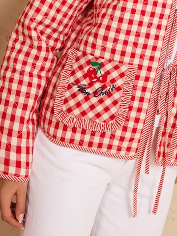 Veste mi-saison love & roses en rouge