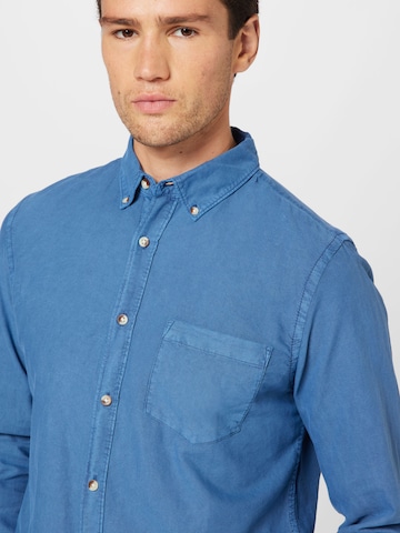 Cotton On جينز مضبوط قميص 'MAYFAIR' بلون أزرق