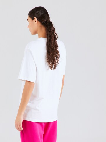 Nike Sportswear - Camiseta talla grande en blanco