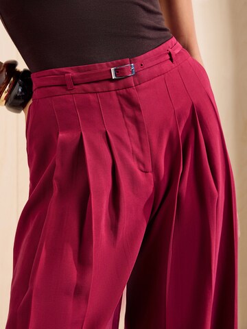 Friends Like These - Pierna ancha Pantalón plisado en rojo