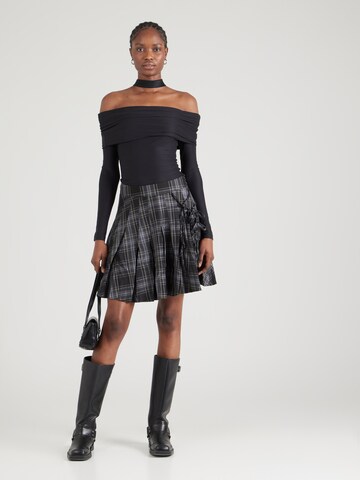 Tricou 'ABBY' de la GUESS pe negru