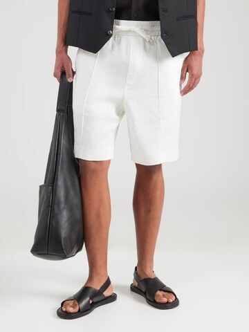 HUGO regular Παντελόνι με τσάκιση σε μπεζ: μπροστά