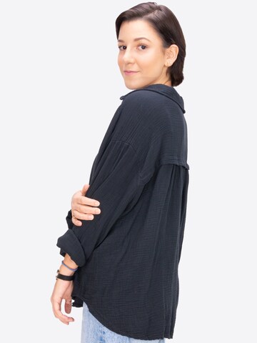 Seasons of April Blouse in Black