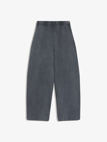 BershkaBarrel Hlače - siva boja