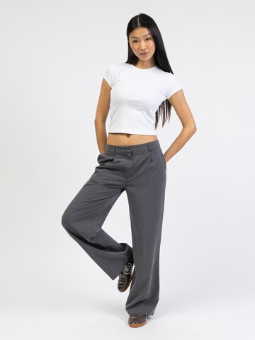 BROKE + SCHÖN Loose fit Pleat-Front Pants in Grey