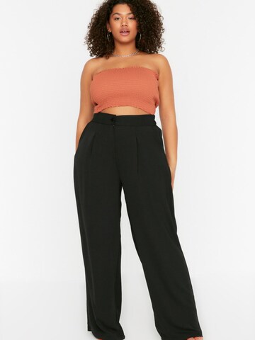 Wide Leg Pantalon à pince Trendyol Curve en noir : devant