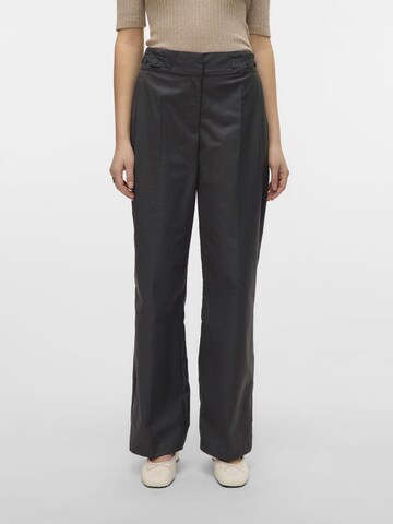 regular Pantaloni con pieghe 'VMNikki' di VERO MODA in grigio: frontale