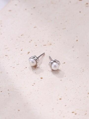 Orecchini 'Pearl Petal' di Hey Happiness in argento
