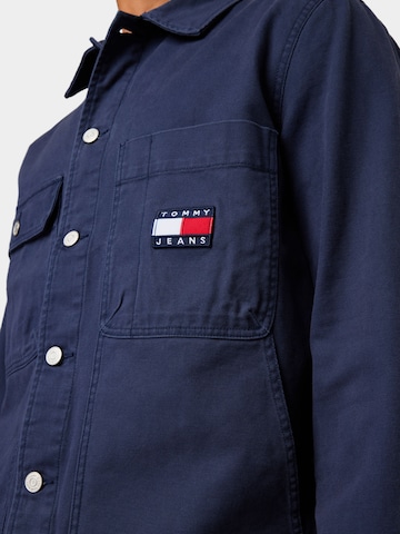 Tommy Jeans Демисезонная куртка в Синий