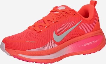 sarkans NIKE Skriešanas apavi 'VOMERO 18': no priekšpuses
