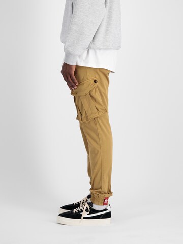 ALPHA INDUSTRIES Zwężany krój Bojówki 'Spy' w kolorze brązowy