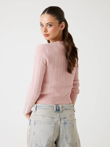 GUESS Sweater in Pink