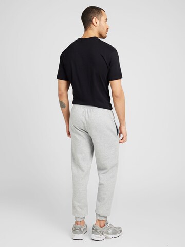 Effilé Pantalon 'ESSENTLS' NEW ERA en gris