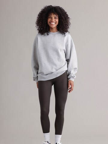 Hey Honey Sweatshirt 'Reflect' in Grau: Vorderseite
