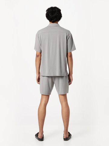 Abercrombie & Fitch - Pijama curto em cinzento