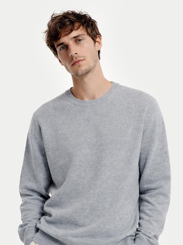 Pull-over 'Men's Essential Crewneck Cashmere Sweater' GOBI Cashmere en gris : devant