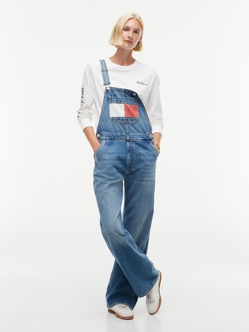 Tommy Jeans Regular Latzjeans in Blau: Vorderseite