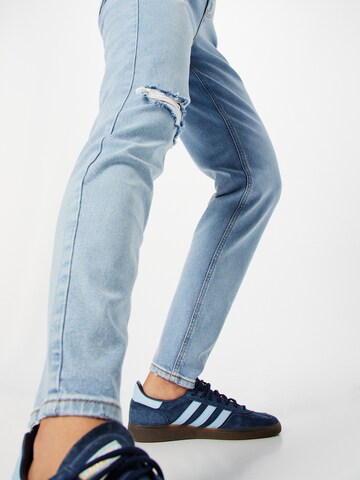 PIECES Tapered Jeans 'Leah' i blå