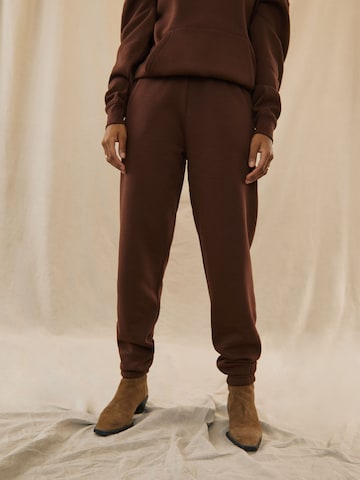 Pantalon 'Dillen' Kendall for ABOUT YOU en marron : devant