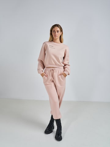 ABOUT YOU x Swalina&Linus Sweatshirt 'Emma' in Roze