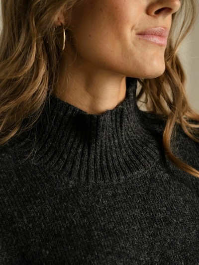 TEESHOPPEN Pull-over ' Emma Knit ' en gris foncé, Vue avec produit