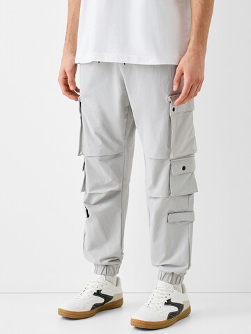 Tapered Pantaloni cargo di Bershka in grigio: frontale