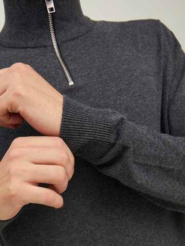 Pulover 'JJEEmil' de la JACK & JONES pe gri