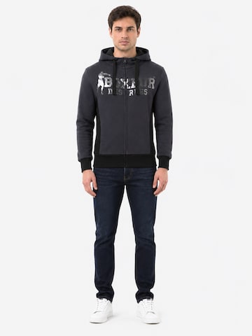 Boxeur des Rues Sweatshirt 'Herren Hoodie Fitted Boxeur des Rues mit Reißverschluss und Kapuze, Anthrazitgrau, Ton-in-Ton-Logo, Baumwolle' in Grijs
