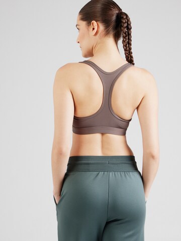 NIKE Bygelfri Sportbehå 'Swoosh' i grå
