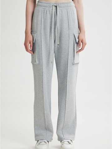 4TAILORS Loosefit Cargo nadrágok 'Flow' - szürke: elől