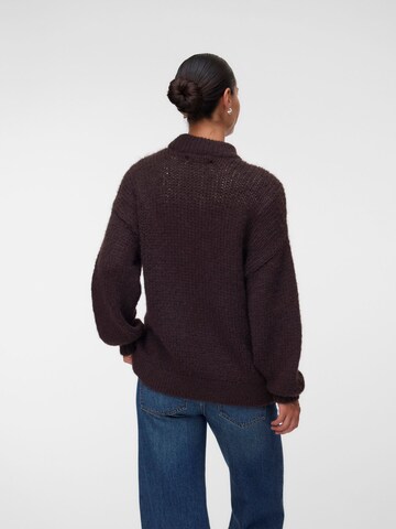 Vero Moda Maternity - Jersey 'MAYBE' en marrón