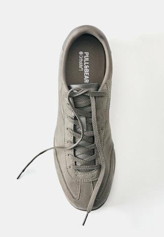 Sneaker low de la Pull&Bear pe gri