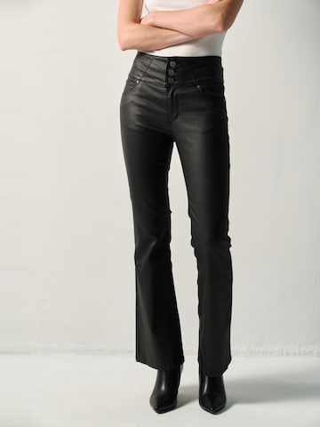 évasé Pantalon KOROSHI en noir : devant