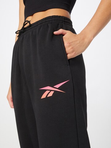 Tapered Pantaloni sportivi 'Vector' di Reebok in nero