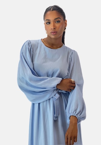 Elara Kjole 'Abaya' i blå