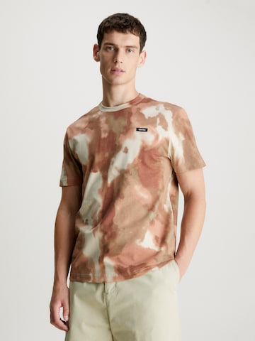 T-Shirt Calvin Klein en marron : devant
